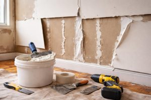 mur-platre-decolle-seau-outils