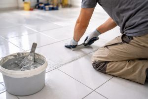 artisan-carrelage-seau-epoxy-spatule