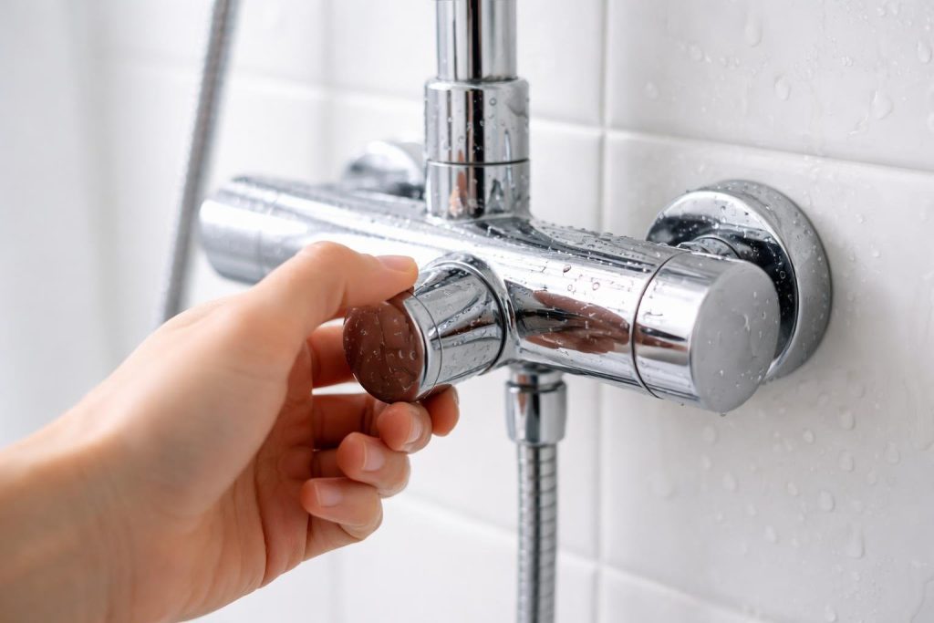 main-mitigeur-douche-metal-chrome