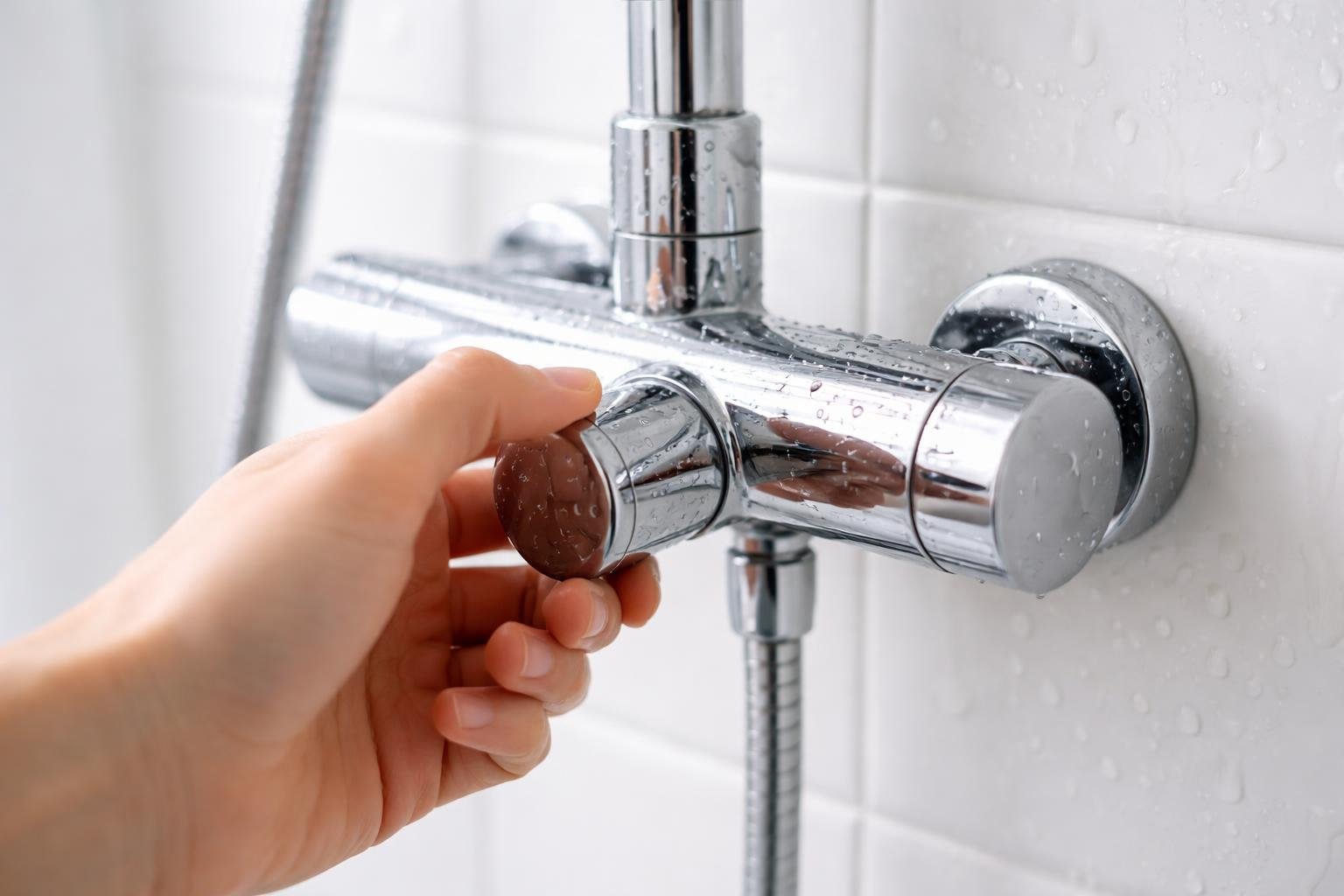main-mitigeur-douche-metal-chrome