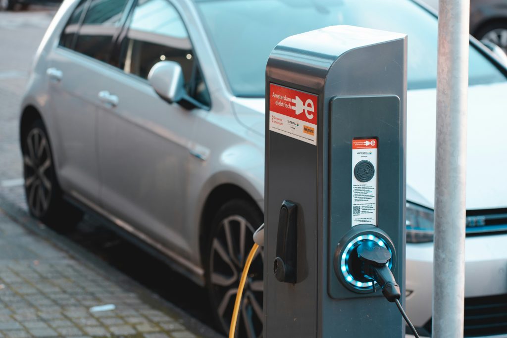 Bornes de recharge : quelles compétences pour les électriciens ?