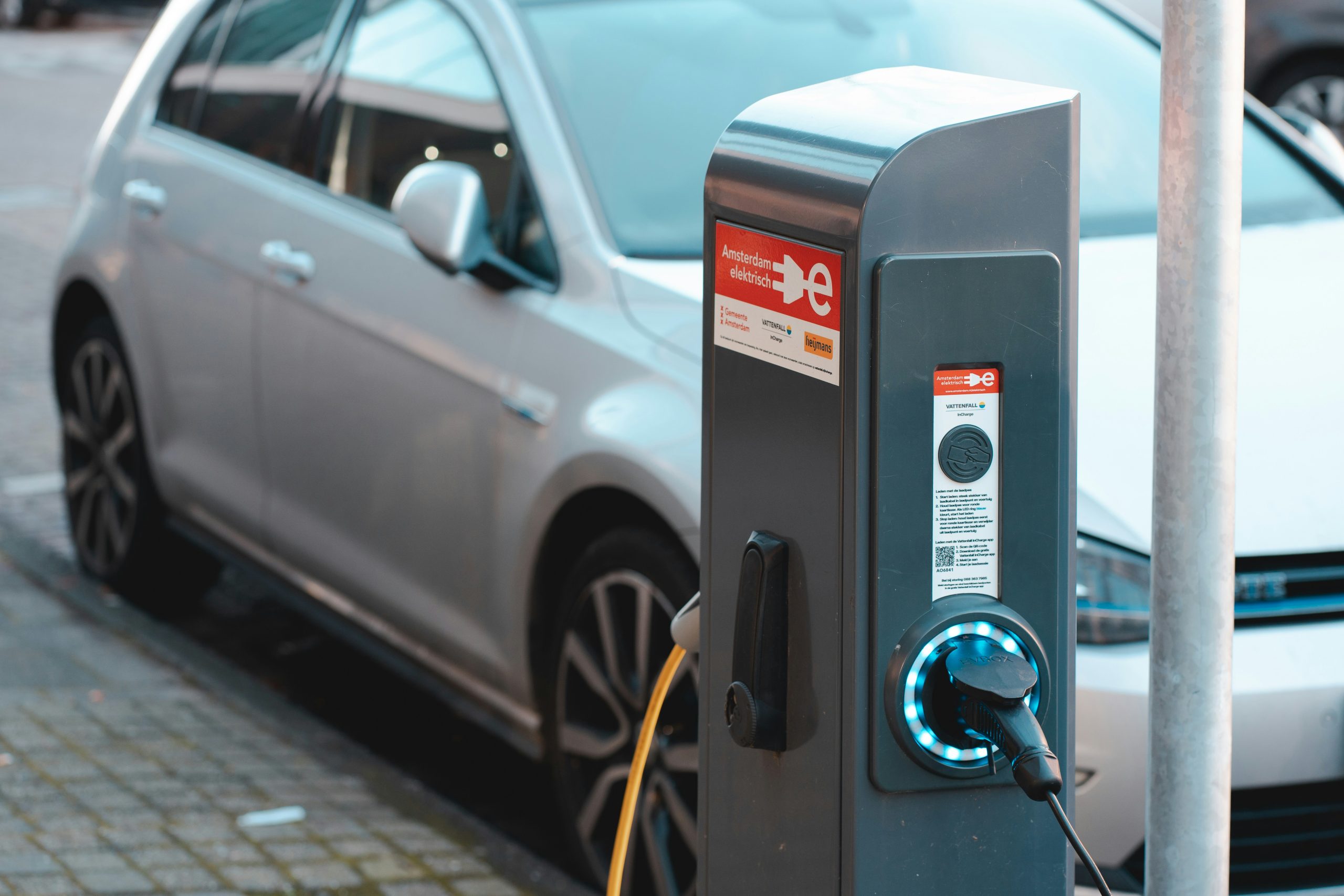 Bornes de recharge : quelles compétences pour les électriciens ?
